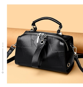 Detailansicht der schwarzen Boston Bag aus Leder mit Sternnähten und silbernen Beschlägen
