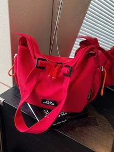 Sac à bandoulière rouge vif pour femme en nylon avec double fermeture éclair et style