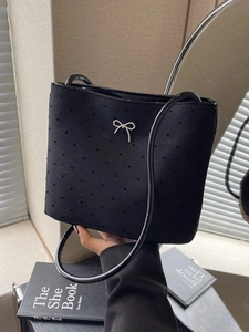 Sac bandoulière en toile noire avec nœud métallique argenté et motif à pois