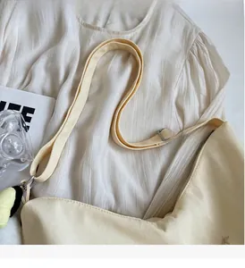 Dettaglio borsa tote in tela color crema con ricamo a stella e tracolla regolabile