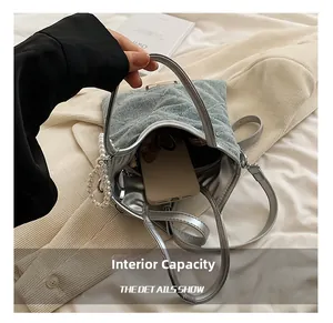 Capacité interne du sac en denim bleu clair illustrée avec un smartphone pour échelle
