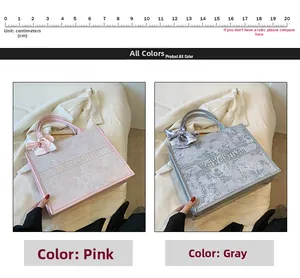 Détails de grands sacs cabas en toile rose et grise avec motifs floraux et foulards élégants