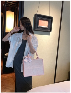 Sac cabas jacquard rose avec texture florale et nœud en soie pour femme