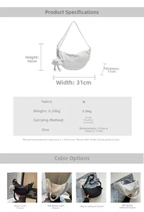 Dimensions du sac croissant en nylon 31x16x11cm avec détail du pendentif nuage blanc