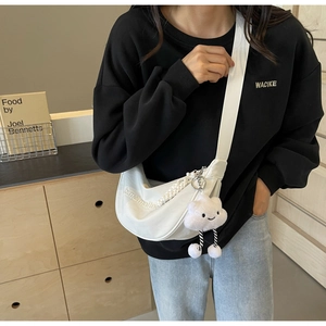 Détail du sac bandoulière en nylon blanc avec broderie et pendentif peluche nuage