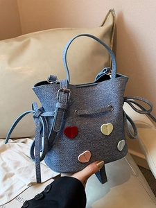 Sac seau en denim bleu avec broderies de cœurs 3D et bandoulière ajustable