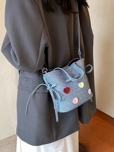 Sac seau en denim bleu avec appliques cœurs 3D colorées et cordon de serrage