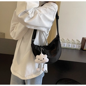 Détail du sac demi-lune en nylon avec gaufrage 3D et charmant pendentif nuage