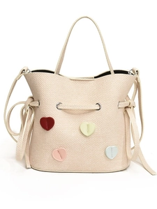 Sac seau beige chic avec patchs en forme de cœur colorés et texture tissée