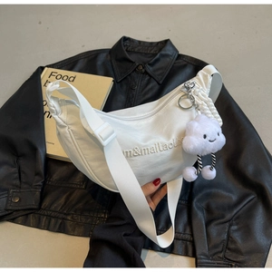 Détail du sac croissant en nylon blanc avec broderie et pendentif nuage en peluche