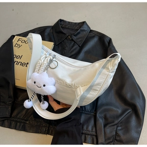 Détail du sac hobo blanc en nylon avec pendentif nuage et broderie maitaotho