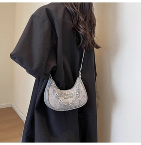 Détail du sac hobo jacquard floral blanc cassé avec chaîne à fleurs et bandoulière