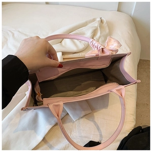 Vue de dessus du sac cabas rose avec nœud montrant l'intérieur spacieux et la fermeture éclair