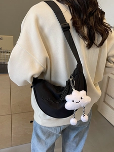 Sac bandoulière demi-lune en nylon noir avec broderie et breloque nuage en peluche