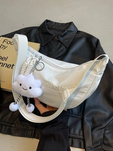 Sac bandoulière demi-lune en nylon blanc avec broderie et breloque nuage peluche