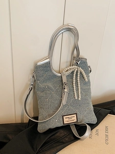 Sac cabas en denim bleu avec poignées argentées, strass et breloque noeud en perles