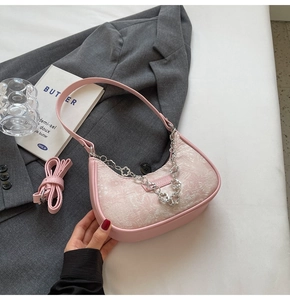 Sac bandoulière en jacquard rose avec chaîne florale argentée et sangle en cuir