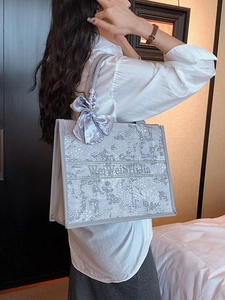 Grand sac cabas gris en toile avec motifs abstraits et foulard en soie violette décoratif