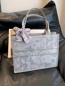 Grand sac cabas brodé gris avec motifs floraux et foulard en soie sur la poignée