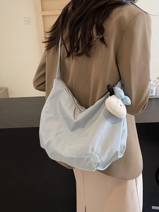 Borsa a tracolla azzurra grande capacità con ricamo e ciondolo di peluche decorativo