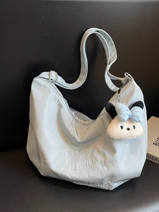 Grande borsa tote in nylon celeste con ricamo a stella e ciondolo a forma di cane