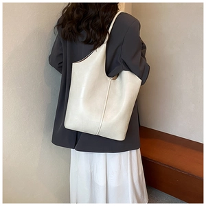 Détail du grand sac cabas crème avec texture crocodile et coutures minimalistes