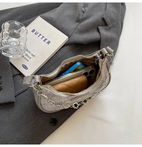 Détail intérieur du sac baguette gris à motif cachemire avec rangement pour téléphone