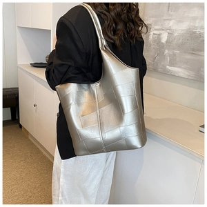 Détail du grand sac cabas argenté métallisé avec design patchwork géométrique sur modèle