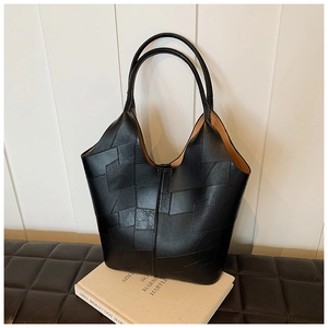 Détail du grand sac cabas noir avec texture patchwork irrégulière et double poignée