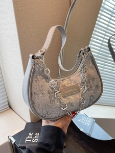 Sac hobo à motif floral avec chaîne argentée et finitions en cuir gris élégant