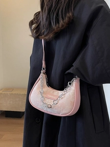 Sac croissant rose avec motif jacquard et chaîne métallique fleurie élégante