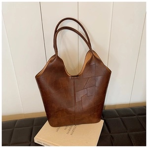 Détail d'un grand cabas en cuir marron avec texture patchwork unique et coutures apparentes