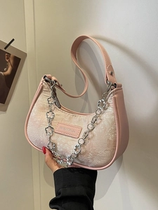 Sac sous le bras chic en jacquard rose avec chaîne en argent et détails en cuir rose