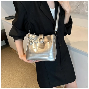 Borsa a secchiello metallizzata argento con fiocco di perle e ciondolo a cuore