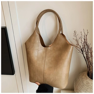 Détail du grand sac cabas kaki avec coutures patchwork et texture en similicuir souple