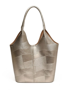 Grand sac cabas doré métallisé avec surpiqûres géométriques et bandoulière minimaliste