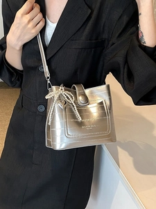 Borsa a Secchiello Metallizzata da Donna Piccola Tracolla in Pelle PU Borsa a Spalla Con Fiocco di Künstliche Perle E Pendente a Cuore