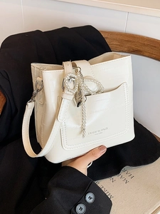 Borsa a secchiello bianca in finta pelle di coccodrillo con perla e ciondolo a cuore