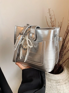 Borsa a secchiello argento metallizzato per donna con ciondolo a fiocco di perle