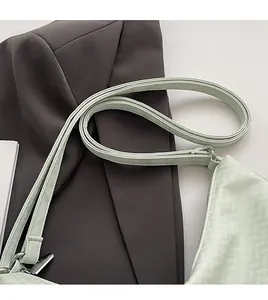 Détail du sac fourre-tout vert menthe avec surface texturée et bandoulière confortable