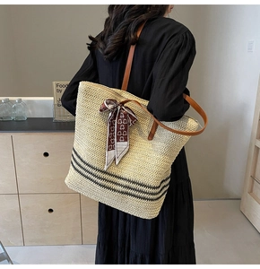 Détail du grand sac cabas en paille avec bandoulière en cuir et foulard décoratif