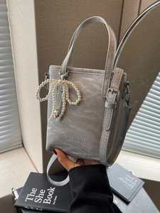 Chic gray pleated bucket bag with marble texture and elegant pearl bow charm