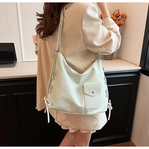 Détail du sac fourre-tout vert menthe avec lacets décoratifs et poche à bouton-pression
