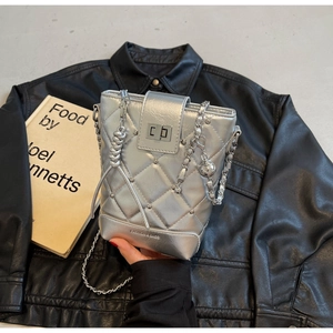 Details der silbernen Metallic-Stepp-Beuteltasche mit Nieten und Drehverschluss