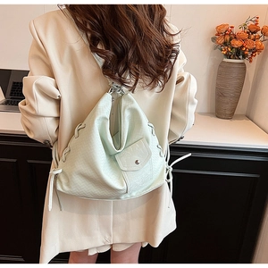 Détail du sac à dos cabas vert clair montrant la texture douce et la fermeture éclair