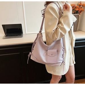 Détail d'un grand sac cabas lavande porté épaule avec des nœuds décoratifs à cordon