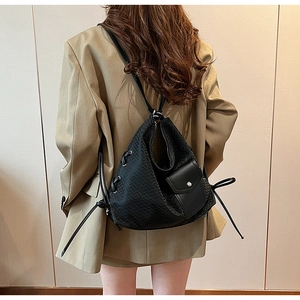 Vue détaillée du sac cabas noir tissé avec poche extérieure sur l'épaule d'un mannequin