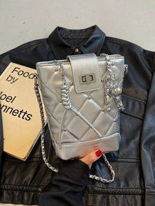 Silberne Stepp-Eimertasche mit Metallic-Effekt, Rautenmuster und Kettenriemen