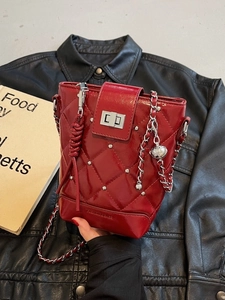 Rote gesteppte Eimertasche aus Leder mit silberner Kette und Metallnieten-Details