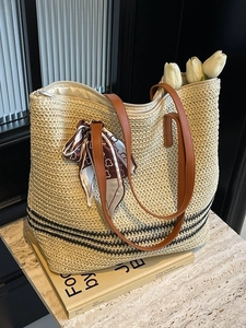 Grand sac cabas en paille à rayures noires et anses en cuir pour les vacances d'été